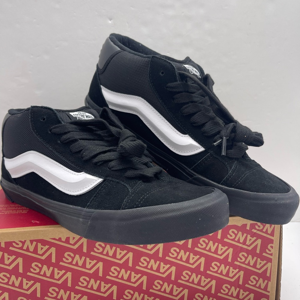 Vans Men’s 11.5 Knu Mid
Black/Black/White
VN000CQ9B8C Sneakers - Picture 4 of 16